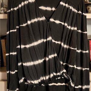 Knox Rose Charcoal and White Tie-Dye V-Neck Blouse